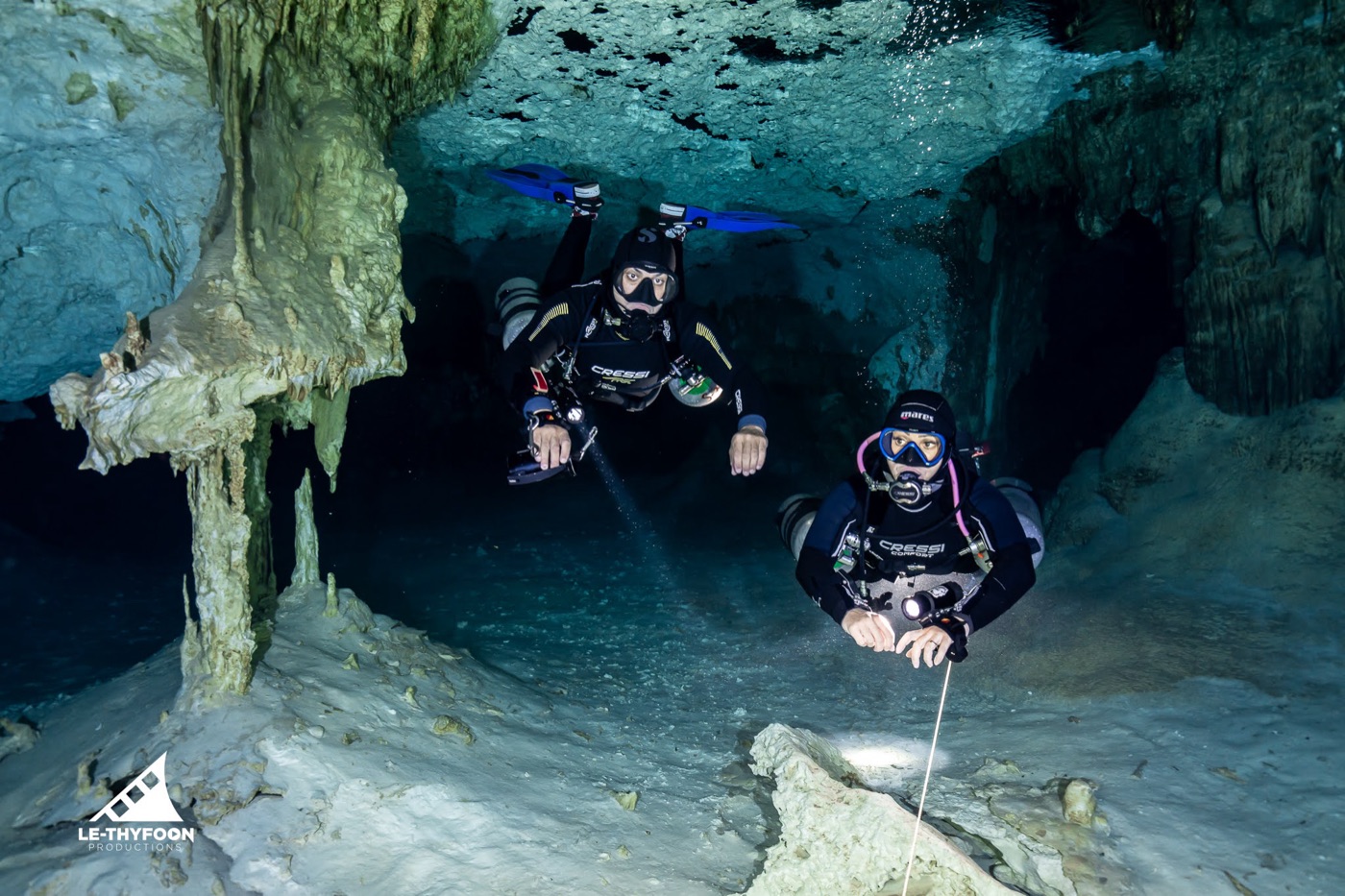 Mergulhadores sidemount em cenote no México