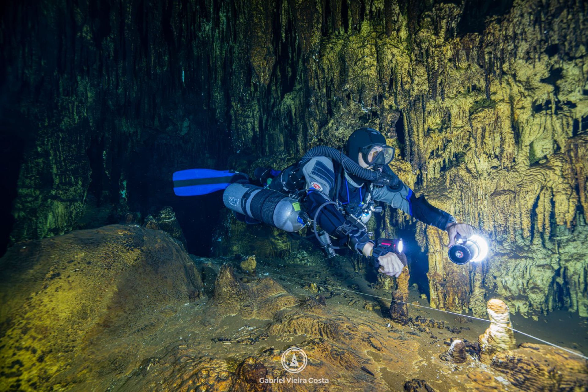 Mergulhador sidemount em cenote no México
